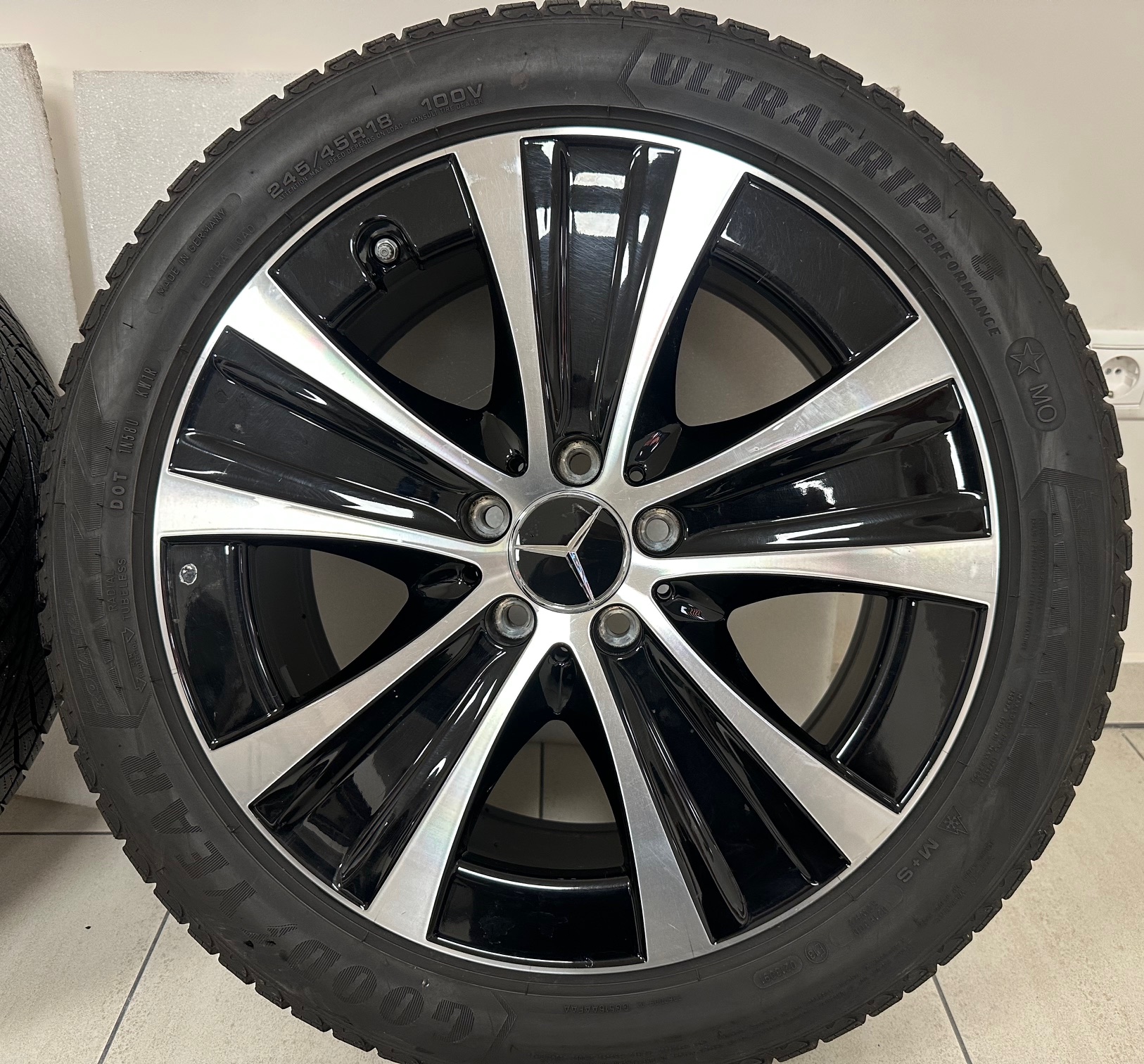 IMG_1328.jpeg Mercedes E Classe 18"gyári télikerék garnitúra Goodyear gumikkal - Image 1